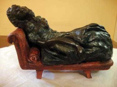 Sculpture intitulée "La belle endormie" par Danielle Benotto, Œuvre d'art originale, Terre cuite