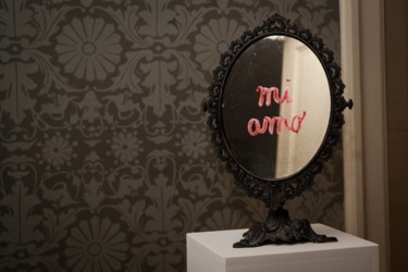 Installazione intitolato "mi amo.jpg" da Dario Agrimi, Opera d'arte originale