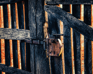 Rustic gate Photographie intitulée "Rustic gate" par Dariusz Sobala, Œuvre d'art originale, Photographie argentique