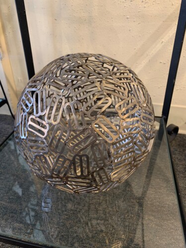 Skulptur mit dem Titel "Buckle Sphere" von David Goecke, Original-Kunstwerk, Metalle