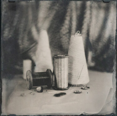Photographie intitulée "Spools of Thread -…" par David Heger, Œuvre d'art originale, Photographie argentique Monté sur Panne…
