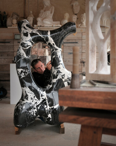 Sculptuur getiteld "La porte du kami" door David Leger, Origineel Kunstwerk, Steen