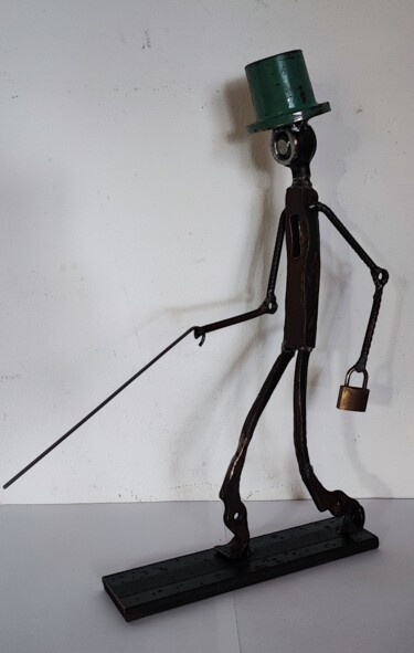 Escultura titulada "the man with the ol…" por David Nativel, Obra de arte original, Metales