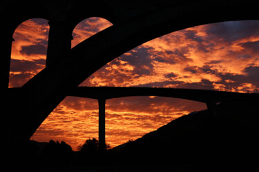 Photographie intitulée "red bridge" par David Page, Œuvre d'art originale, Photographie numérique