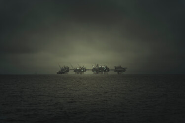 Photographie intitulée "Oil rigs" par Matthieu Debano, Œuvre d'art originale, Photographie manipulée
