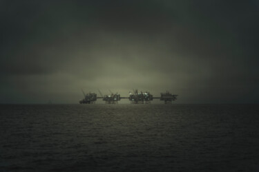 Fotografia intitulada "Oil rigs" por Matthieu Debano, Obras de arte originais, Fotografia Manipulada