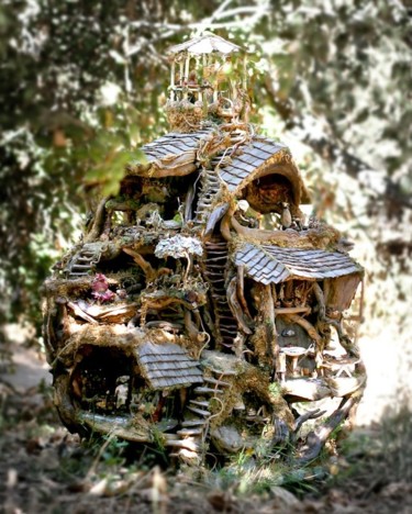 Scultura intitolato "The Fairy Treehouse…" da Debbie And Mike Schramer, Opera d'arte originale, Legno