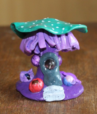 Скульптура под названием "Toadstool House" - Deborah Pain, Подлинное произведение искусства, Полимерная глина