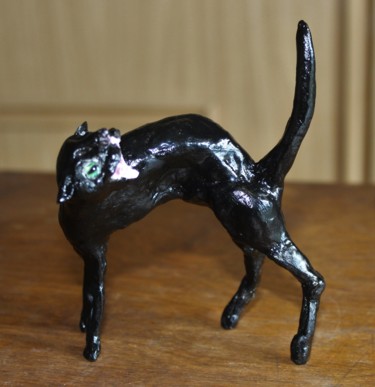 Скульптура под названием "The Witch's Cat" - Deborah Pain, Подлинное произведение искусства, Глина