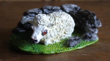 Скульптура под названием "Sheep by Stone Wall" - Deborah Pain, Подлинное произведение искусства, Глина