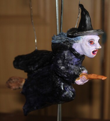 Sculpture intitulée "Witch on a Broomsti…" par Deborah Pain, Œuvre d'art originale, Argile