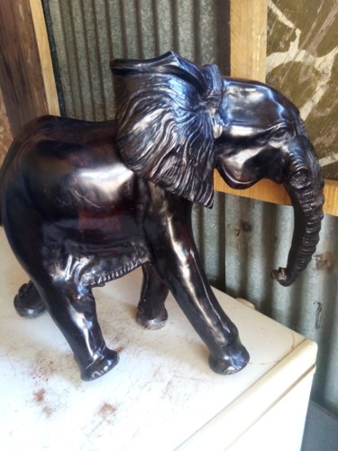Skulptur mit dem Titel "Ebony Elephant Big" von Obed Omwange, Original-Kunstwerk, Holz