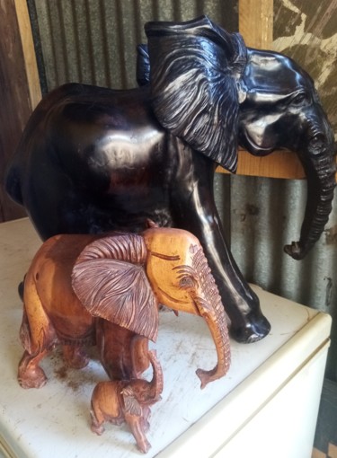 Skulptur mit dem Titel "Ebony Elephant Big…" von Obed Omwange, Original-Kunstwerk, Holz