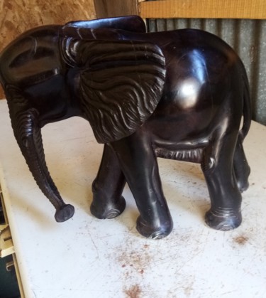 Sculptuur getiteld "Ebony Elephant smoo…" door Obed Omwange, Origineel Kunstwerk, Hout