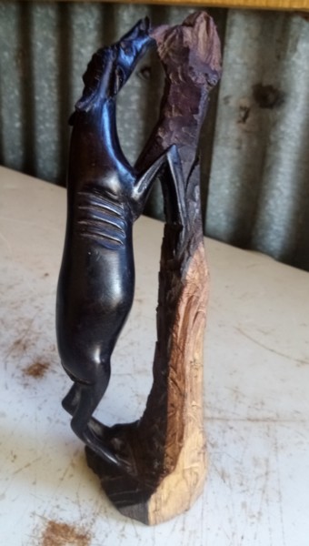 Скульптура под названием "Ebony gazzele feedi…" - Obed Omwange, Подлинное произведение искусства, Дерево