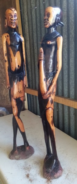 Skulptur mit dem Titel "Rosewood maasai cou…" von Obed Omwange, Original-Kunstwerk, Holz