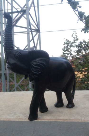 Sculpture intitulée "Ebony Elephant trun…" par Obed Omwange, Œuvre d'art originale, Bois