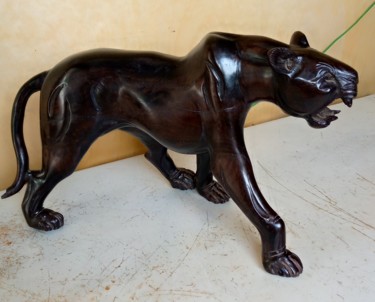 Escultura intitulada "Ebony cheetah Smoot…" por Obed Omwange, Obras de arte originais, Madeira