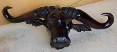 Sculptuur getiteld "Ebony buffalo head" door Obed Omwange, Origineel Kunstwerk, Hout