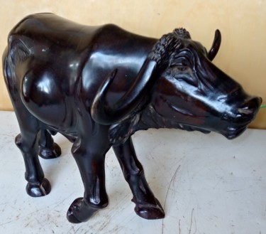 Скульптура под названием "Ebony buffalo Small" - Obed Omwange, Подлинное произведение искусства, Дерево