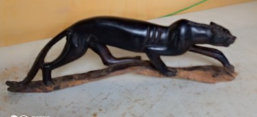 Sculptuur getiteld "Ebony cheetah in ac…" door Obed Omwange, Origineel Kunstwerk, Hout