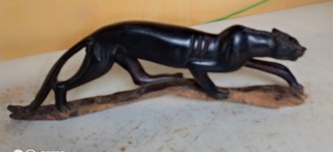 Sculpture intitulée "Ebony cheetah in ac…" par Obed Omwange, Œuvre d'art originale, Bois