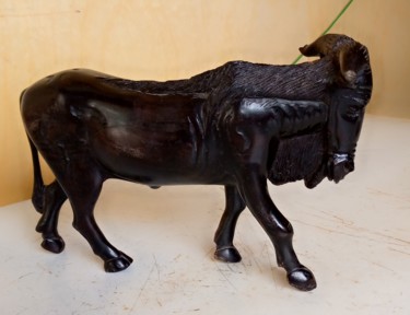 Skulptur mit dem Titel "Ebony wildbeast" von Obed Omwange, Original-Kunstwerk, Holz