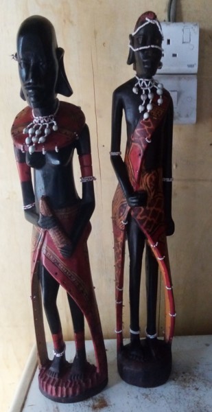 Scultura intitolato "Mahogany maasai cou…" da Obed Omwange, Opera d'arte originale, Legno