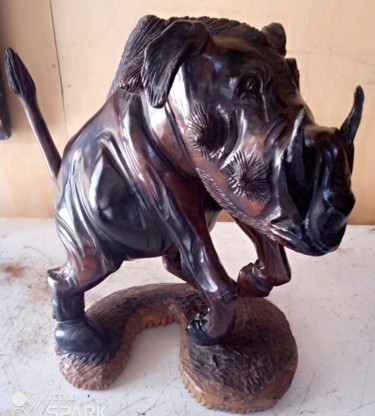 Sculpture intitulée "Warthog on stand" par Obed Omwange, Œuvre d'art originale, Bois