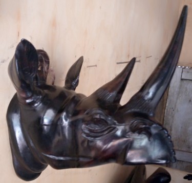 Sculptuur getiteld "Ebony Rhino head01" door Obed Omwange, Origineel Kunstwerk, Hout