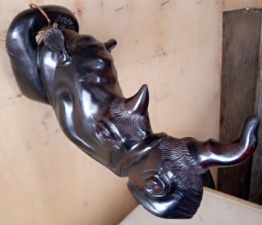 Скульптура под названием "Ebony Rhino head002" - Obed Omwange, Подлинное произведение искусства, Дерево