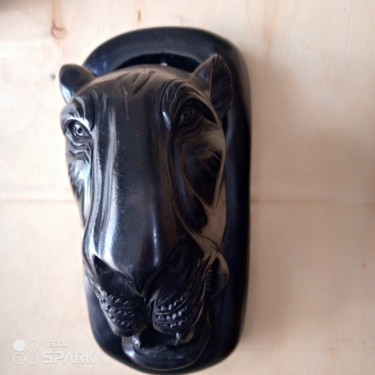 Sculptuur getiteld "Ebony cheetah head0…" door Obed Omwange, Origineel Kunstwerk, Hout