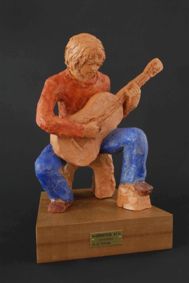 Scultura intitolato "Il chitarrista" da Vincenzo De Filippis, Opera d'arte originale, Terracotta