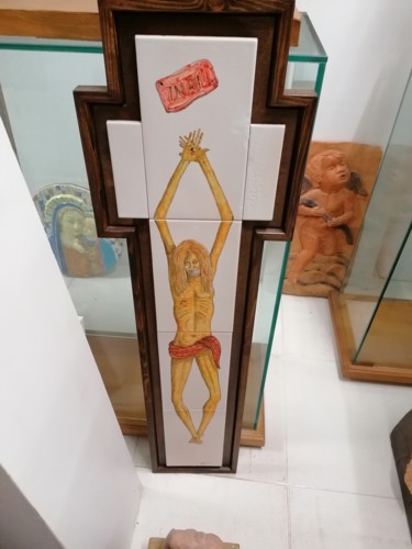 Sculpture titled "Cristo" by Vincenzo De Filippis, Original Artwork, Ceramics Mounted on Other rigid panel