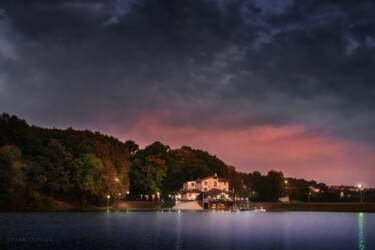 Photographie intitulée "Small Hotel on the…" par Dejan Travica, Œuvre d'art originale, Photographie numérique