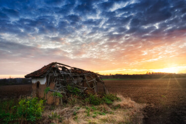 Fotografie mit dem Titel "An old ruined hut" von Dejan Travica, Original-Kunstwerk, Digitale Fotografie