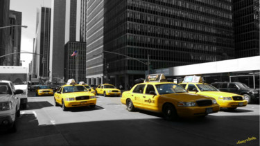 Photographie intitulée "Taxis sur la 5th Av…" par Jamy Delpias, Œuvre d'art originale