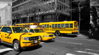 Photographie intitulée "Deux Taxis et bus d…" par Jamy Delpias, Œuvre d'art originale