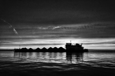 Photographie intitulée "ship and sunset" par Den Lozinin, Œuvre d'art originale