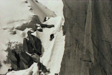 Photographie intitulée "alpiniste dans le m…" par Denis Jeanson, Œuvre d'art originale
