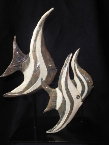 Скульптура под названием "Famille poissons" - Mariejo Cottaz, Подлинное произведение искусства, Терракота
