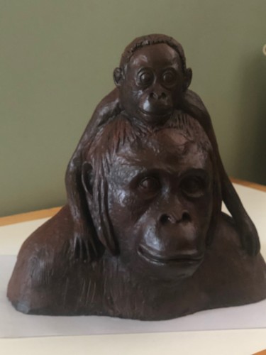 Скульптура под названием "Maman Orang outan e…" - Denis Thebaudeau, Подлинное произведение искусства, Терракота