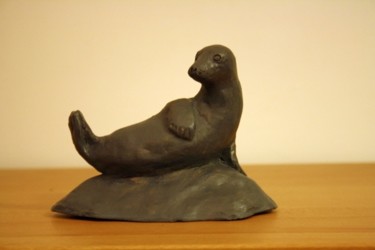 Sculpture titled "petit phoque terre…" by Denis Thebaudeau, Original Artwork, Terra cotta