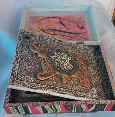Pittura intitolato "boite décorative 3" da Diam7 Abderrahim, Opera d'arte originale, Gouache