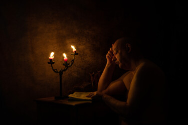 Photographie intitulée "Lecture à la bougie" par Didier Bloch, Œuvre d'art originale, Photographie numérique