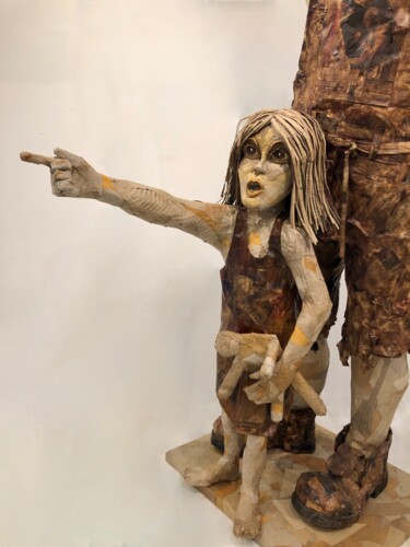 Sculpture titled "L'enfant montre !" by Didier Mori, Original Artwork, Cardboard