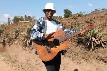 Fotografie getiteld "guitariste malgache" door Didier Piron, Origineel Kunstwerk