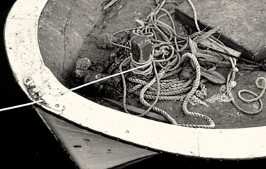 "Cordages à l'avant d'une pinasse - La Teste-de-Buch" Photographie intitulée ""Cordages à l'avant…" par Didier Jouvin, Œuvre d'art originale, Photographie argentique