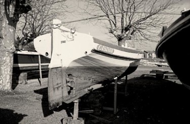 Photographie intitulée ""Chaloupe sur cales…" par Didier Jouvin, Œuvre d'art originale, Photographie argentique