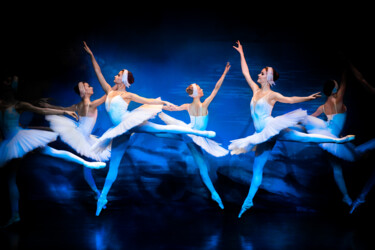 Fotografie getiteld "Ballerinas Jump I" door Dietmar Scherf, Origineel Kunstwerk, Digitale fotografie